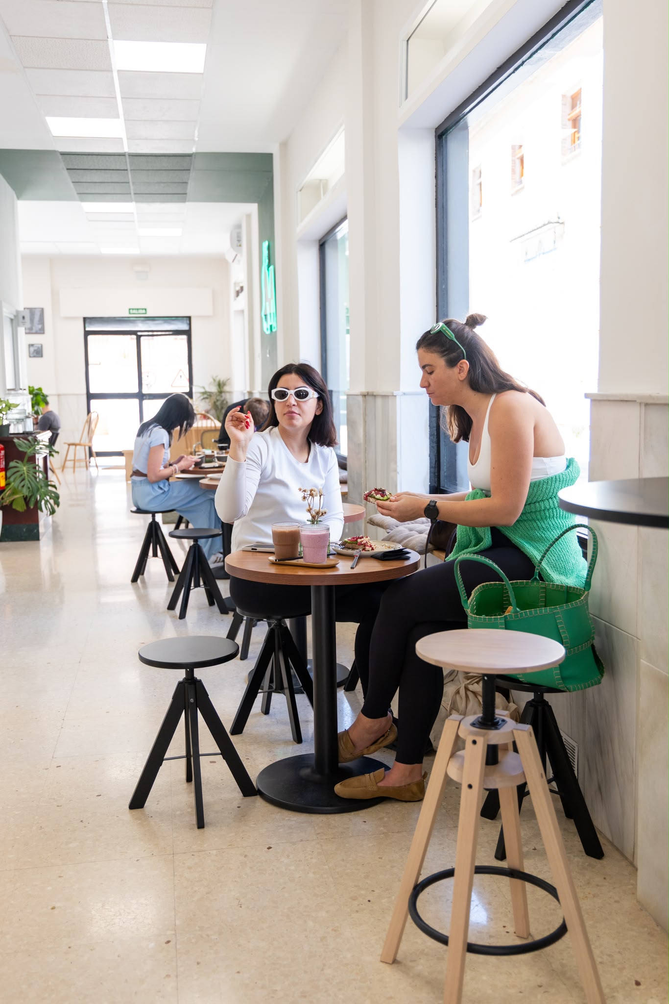 Clientes compartiendo un café en Milto